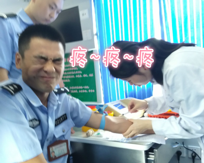 疼skr人！警察在移動獻血車上的表情包亮了