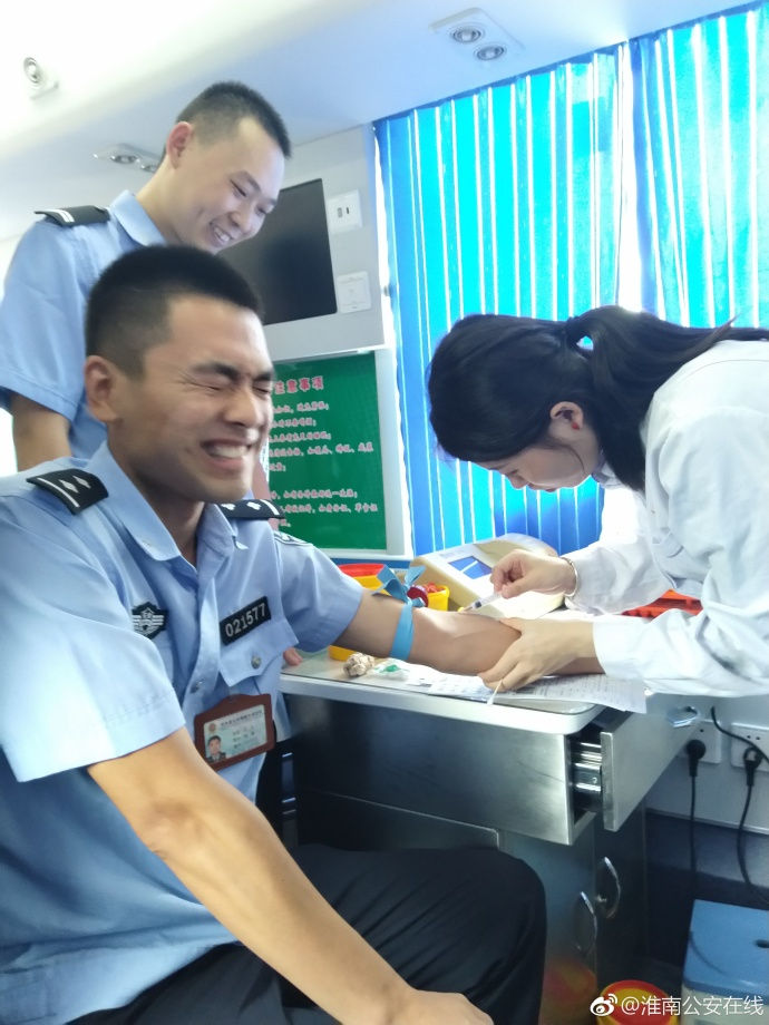 疼skr人！警察在移動獻血車上的表情包亮了